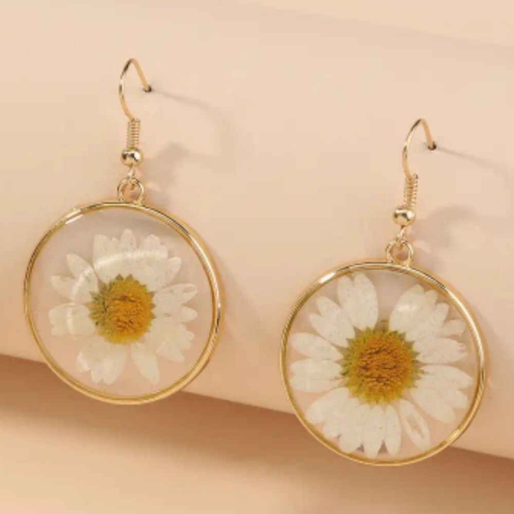 NEW White Daisy Dangle Earrings Nickle-Free Copper Boho Golden-Tone Finish Cute